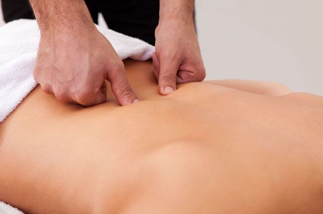 Masaje terapéutico una forma de aliviar el dolor de espalda en el área del omóplato
